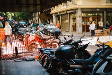 Απροσπέλαστα πεζοδρόμια, «βομβαρδισμένοι» δρόμοι, εξαφανισμένες διαβάσεις – Η εφιαλτική ζωή ενός πεζού στην Αθήνα