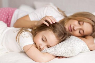 Όταν το παιδί σου σου ζητάει να μείνεις δίπλα του μέχρι να αποκοιμηθεί, μείνε